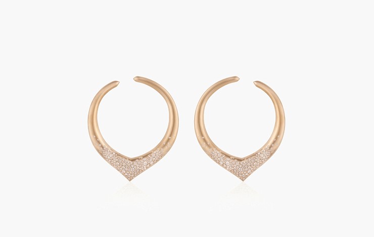 THE ARCH POWER MEDIUM HOOP EARRINGS
